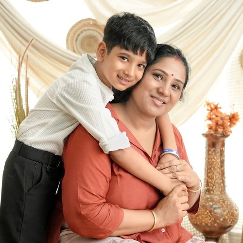 Mère et enfant, étreinte chaleureuse